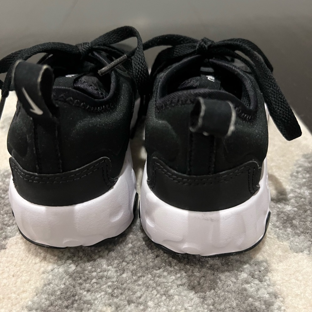 NIKE BLACK RUNNING SNEAKERS SIZE 4 - Picture 6 of 7